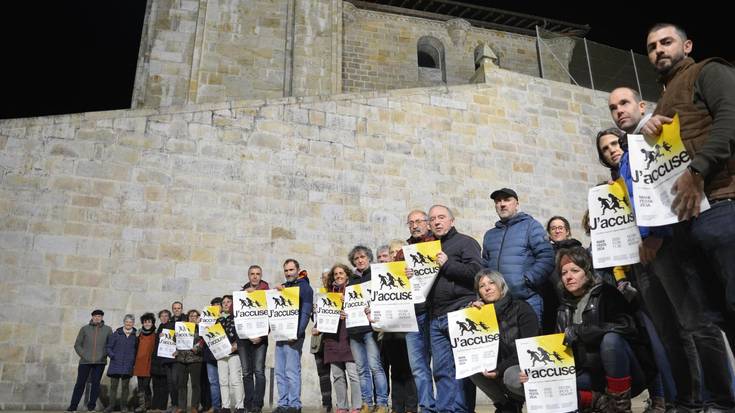Otxandioko Hamaika Lore taldeak bat egin du inmigrazio politikak salatzeko Irunen deitutako manifestazioagaz