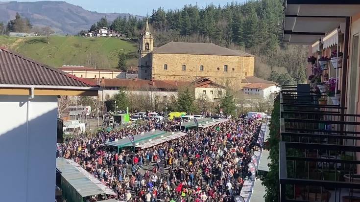 [BIDEOA]: Jendetza batu da Abadiñon, San Blas eguneko ferian
